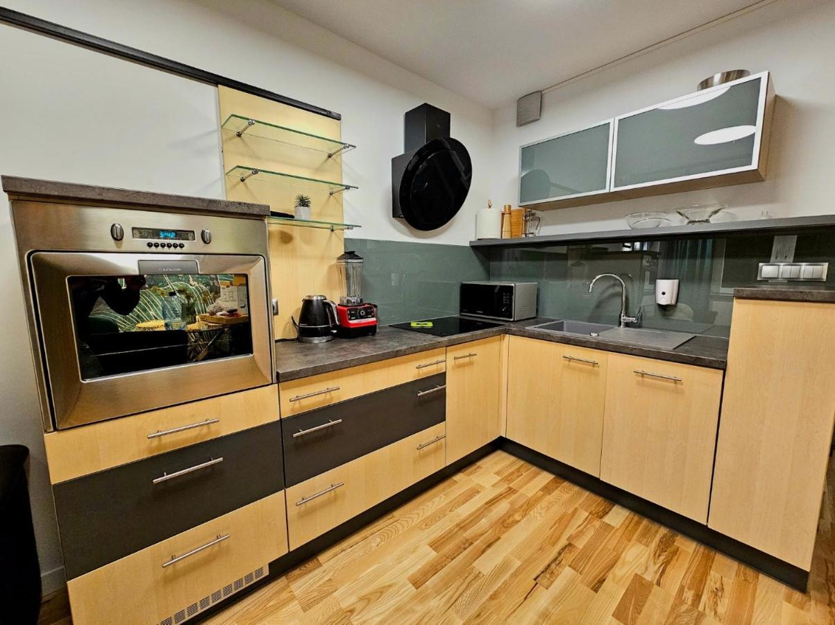 Eddie'S Luxury Apartments Гливице Екстериор снимка